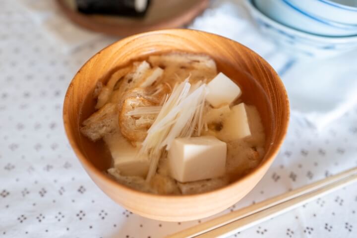 合わせ味噌の豆腐と油揚げの味噌汁